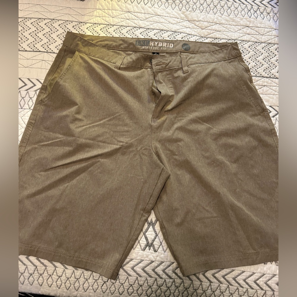 Men’s buckle brand beige lightweight shorts